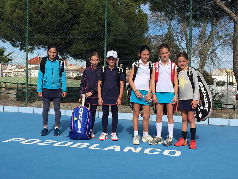 El equipo femenino sub10 del Club Tenis Pozoblanco comienza con victoria la defensa de su corona