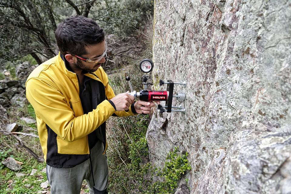 El Ayuntamiento de Santa Eufemia prepara una zona para practicar la escalada