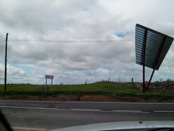 Cartel con desperfectos en la carretera hacia El Guijo