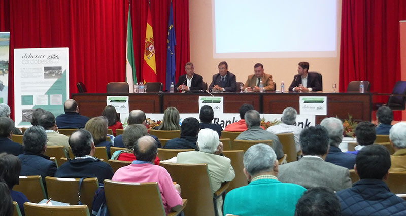 El delegado de Agricultura y el alcalde de Hinojosa del Duque clausuran las Jornadas organizadas por cooperativas de la localidad