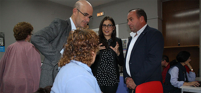 El delegado de Economía, Innovación, Ciencia y Empleo, Manuel Carmona en su visita al Guadalinfo de Belalcázar
