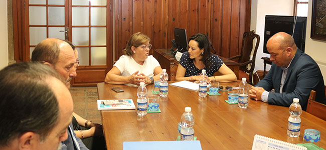La delegada del Gobierno, Rafi Crespín, visitó ayer Villanueva de Córdoba