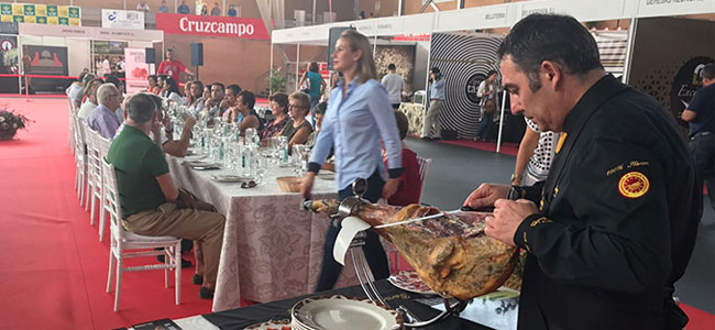 La Feria del Jamón celebra su primer día de degustación con un éxito rotundo