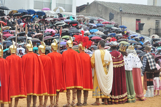 El Auto Sacramental de los Reyes Magos completa todas sus representaciones pese al intenso frío y a la lluvia