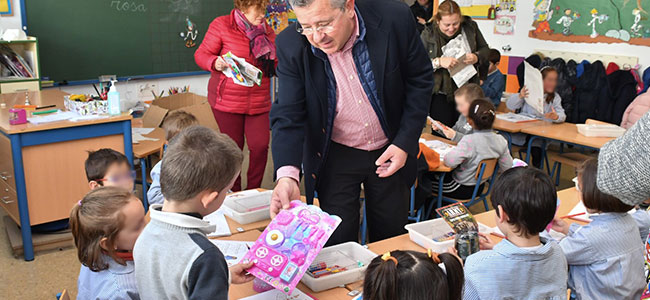 Más de 600 niños y niñas de Pozoblanco reciben un regalo por participar en el concurso 'Me gusta mi cole limpio'