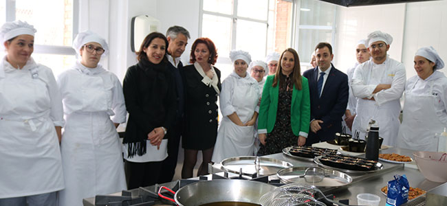 La delegada del Gobierno inaugura el ciclo de Cocina y Gastronomía en el IES Jerez y Caballero, de Hinojosa del Duque