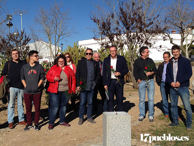 Unas 30 personas se reúnen de nuevo para homenajear a Florián Andújar