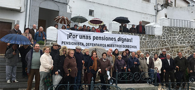 Los pensionistas de Pedroche se manifiestan en la localidad 'por unas pensiones dignas'