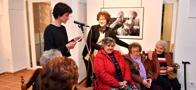 Las imágenes de mujeres sin medallas, en la exposición “Vecinas” de Nori Peñas, en Pozoblanco
