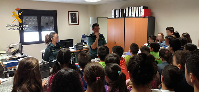 La Guardia Civil efectúa una exposición de medios en Pozoblanco al alumnado de un colegio