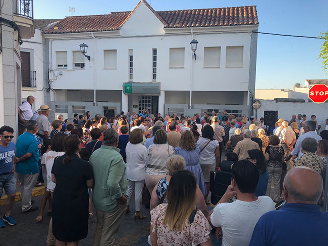 Unas 250 personas se han manifestado para demandar un centro de salud digno para Villanueva de Córdoba