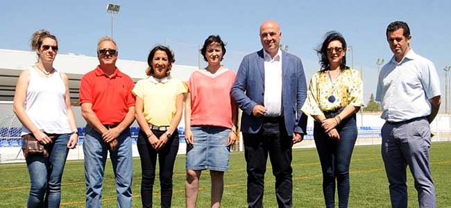 El campo de fútbol de Villanueva del Duque estrena césped artificial con una inversión de 373.000 euros de Diputación