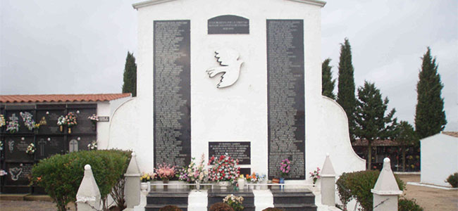Monolito en cementerio de Villanueva de Córdoba