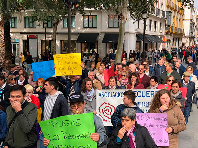 Unas 300 personas se manifiestan en Sevilla para reclamar el cumplimiento de la Ley de Dependencia en Los Pedroches