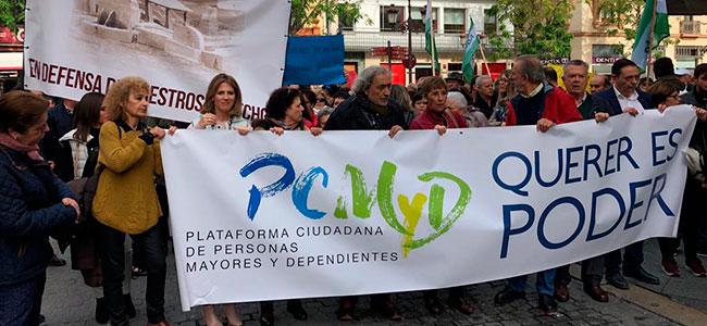 Unas 300 personas se manifiestan en Sevilla para reclamar el cumplimiento de la Ley de Dependencia en Los Pedroches