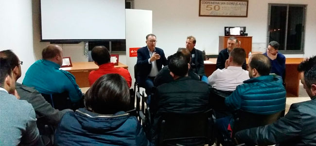 El PSOE mantiene una charla informativa con los ganaderos de Dos Torres