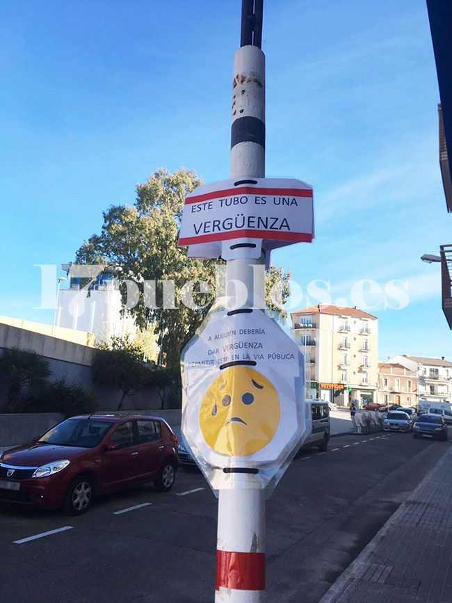 'Este tubo es una vergüenza', dice el cartel