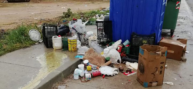 Mobiliario urbano dañado y zonas con basura en Villanueva de Córdoba