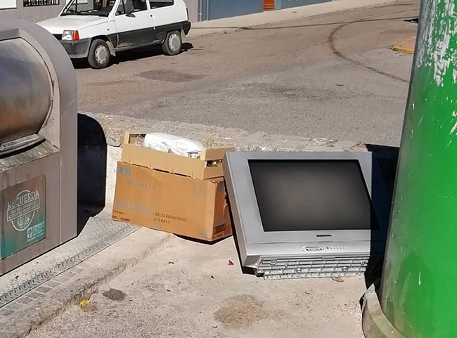 Mobiliario urbano dañado y zonas con basura en Villanueva de Córdoba