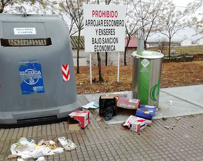 Mobiliario urbano dañado y zonas con basura en Villanueva de Córdoba