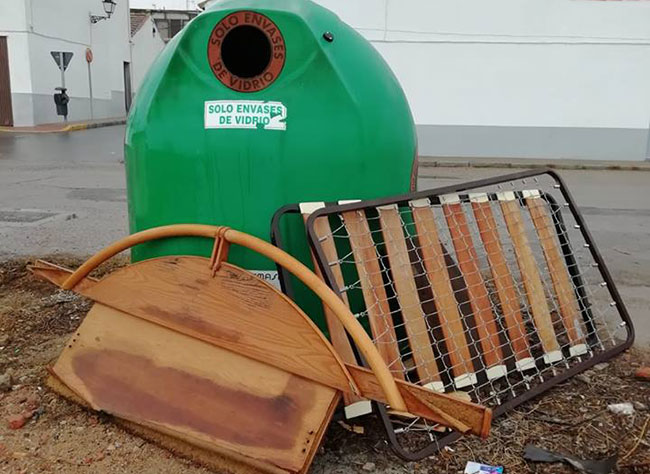 Mobiliario urbano dañado y zonas con basura en Villanueva de Córdoba