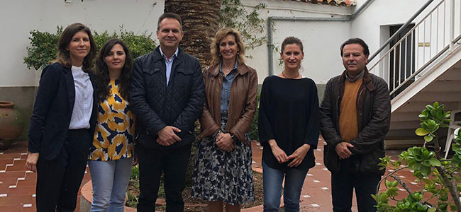 La delegada de Educación e Igualdad visita el centro residencial de personas mayores de Dos Torres