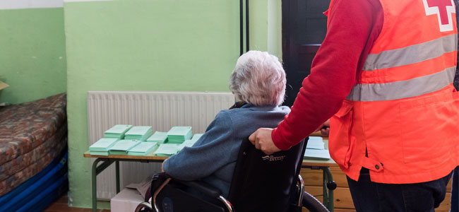 Cruz Roja acompaña a votar este domingo a mayores de Hinojosa del Duque