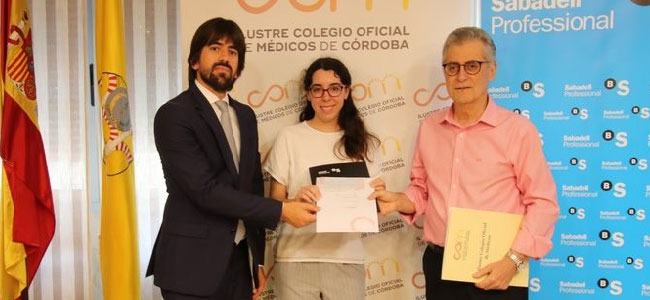 El Colegio de Médicos de Córdoba y Banco Sabadell premia a Yaiza Parra, de Pedroche, como una de las mejores MIR de Córdoba