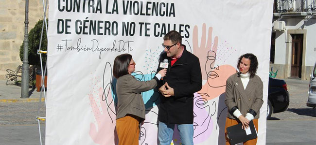 Una 'perfomance' contra la violencia de género en Hinojosa del Duque