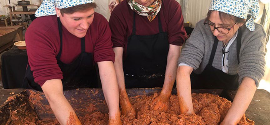 El rito de la matanza en un gran ambiente festivo en Villanueva de Córdoba