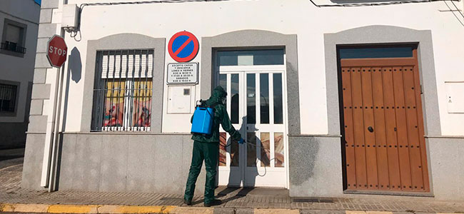 Diputación de Córdoba está desinfectando las calles donde están los comercios de alimentación y farmacias de los municipios menores de 20.000 habitantes