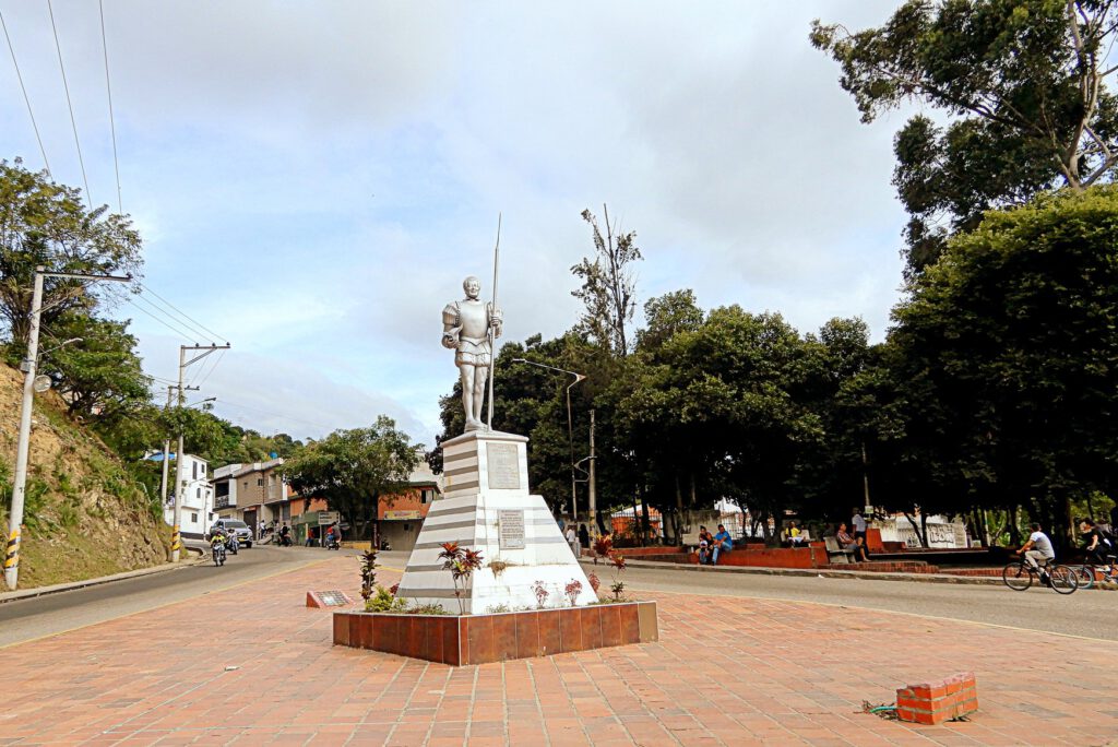 Los atentados contra monumentos llegan hasta el del pedrocheño Fernández Contreras, en Colombia