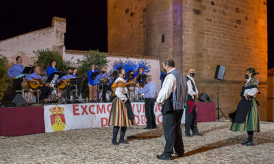 Jotas de Los Pedroches a pies de la Torre Parroquial de Pedroche