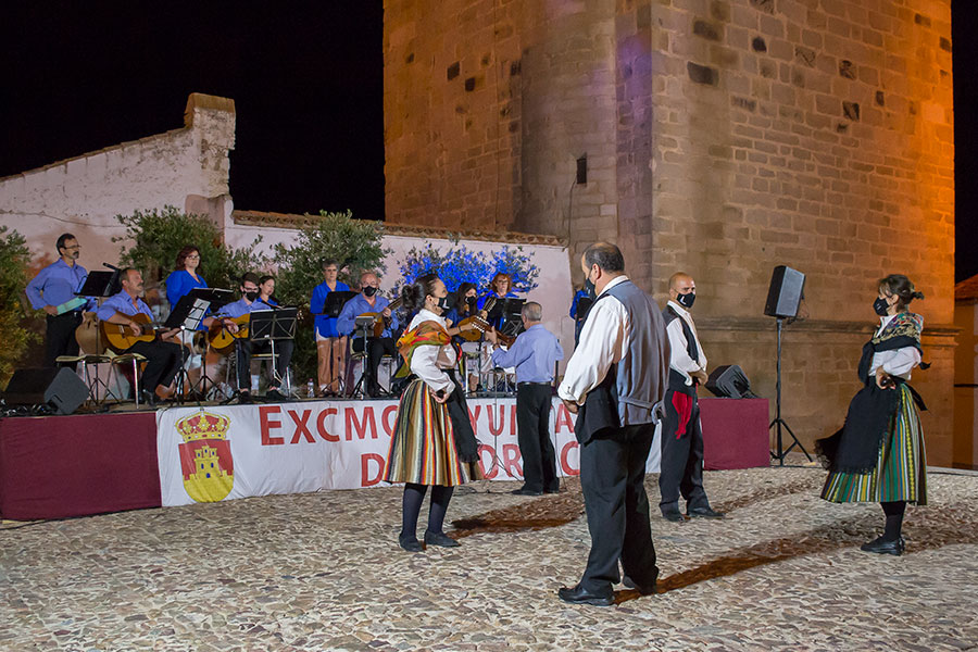 Jotas de Los Pedroches a pies de la Torre Parroquial de Pedroche