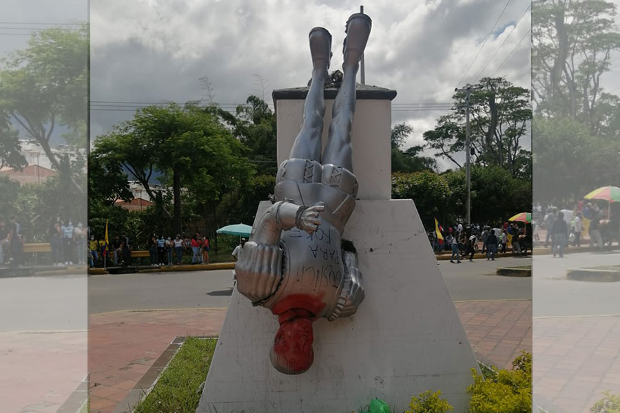 Tumban la estatua del pedrocheño Francisco Fernández Contreras en la colombiana ciudad de Ocaña