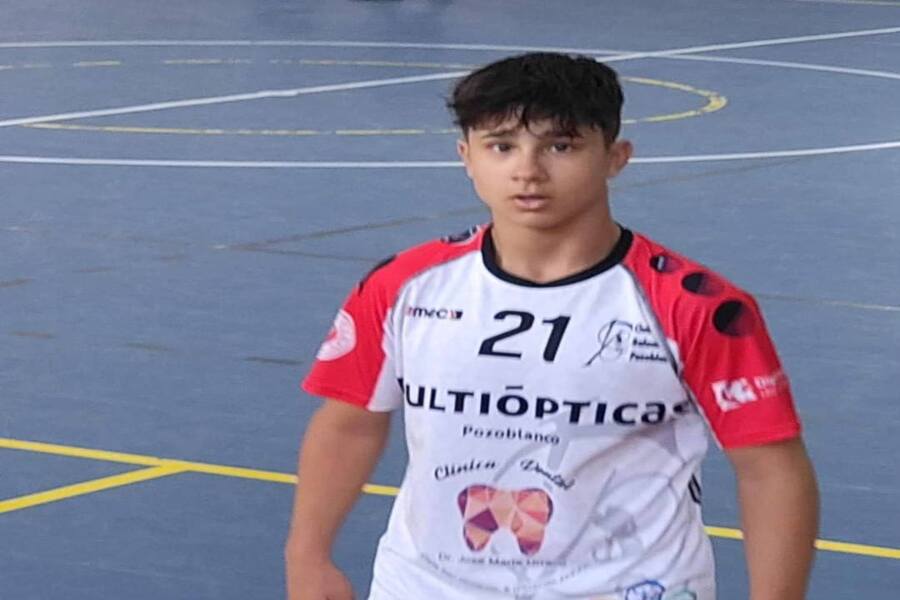 Gonzalo Ríos Pineda con el CB Balonmano Pozboblanco