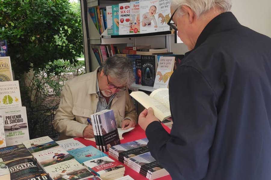 Francisco Antonio Carrasco en la Feria del Libro de Madrid con 'Los ídolos de bronce'