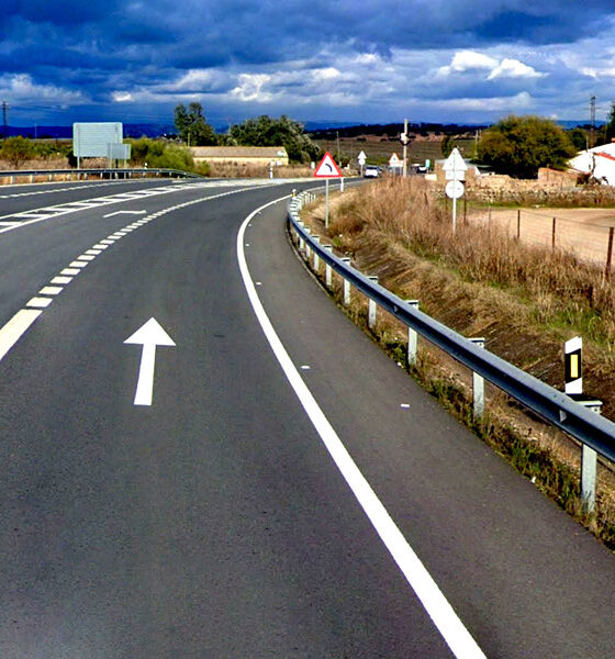 'Peligro, estrechamiento de calzada', la señal que separa la A-435 en dos categorías