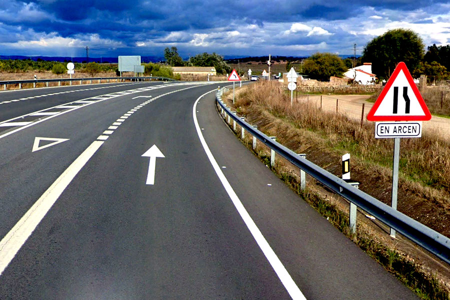 'Peligro, estrechamiento de calzada', la señal que separa la A-435 en dos categorías