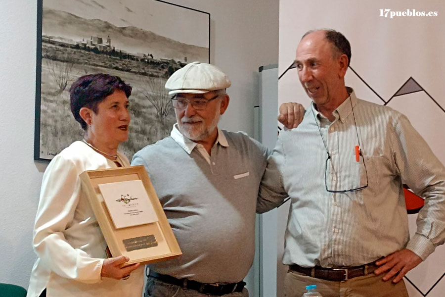 La hinojoseña Emiliana Rubio recoge el Premio Huella, otorgado a la Plataforma Ibérica por los Caminos Públicos