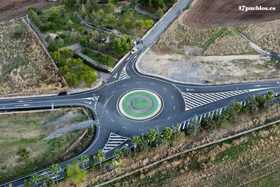 glorieta de acceso a Añora