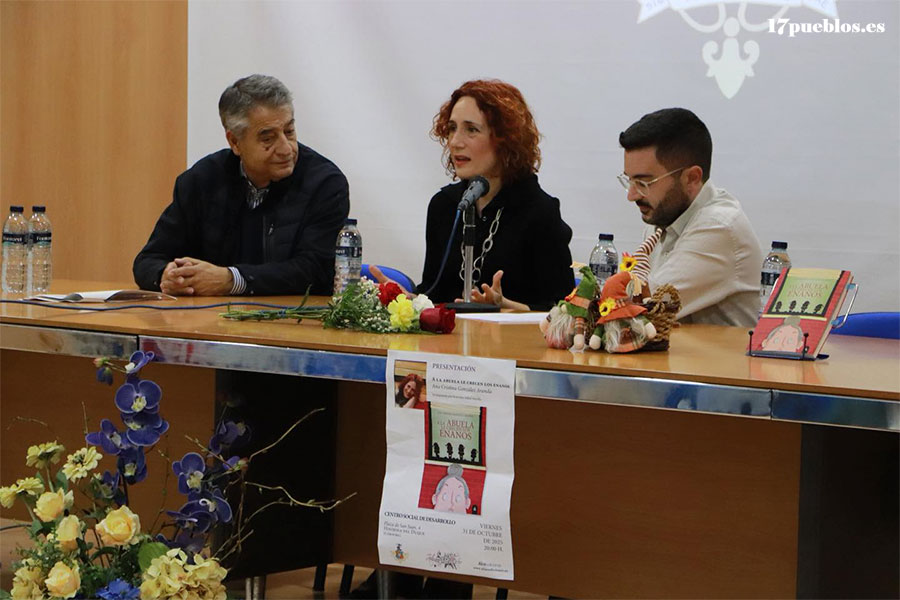 Ana Cristina González presenta su libro ‘A la abuela le crecen los enanos’ en Hinojosa del Duque